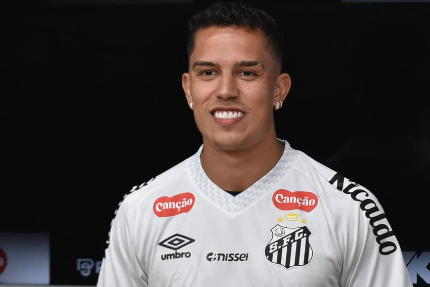 Igor Vinícius é apresentado no Santos. Jogador treina com o elenco santista desde o começo de julho. (Foto: Jota Erre/AGIF)