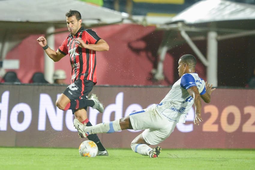 Raúl Cáceres, do Vitória, disputa bola com atleta do Confiança (Foto: Jhony Pinho/AGIF)