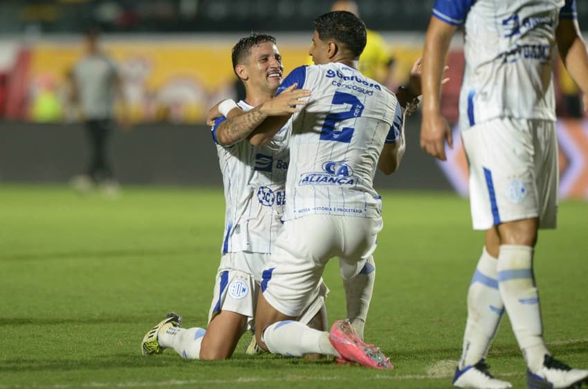Jogadores do Confiança comemoram gol contra o Vitória (Foto: Jhony Pinho/AGIF)