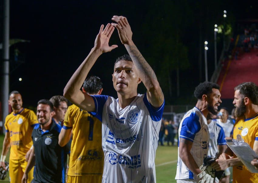 Jogadores do Confiança comemoram classificação com a torcida (Foto: Jhony Pinho/AGIF)