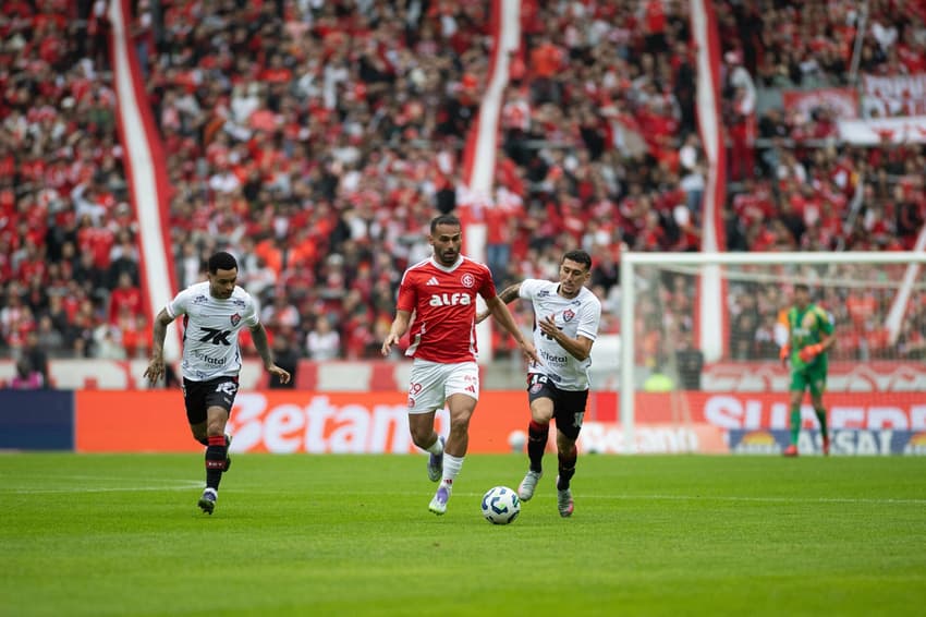 Matheuzinho e Baralhas marcam Thiago Maia (Foto: Cristiano Junior/AGIF)