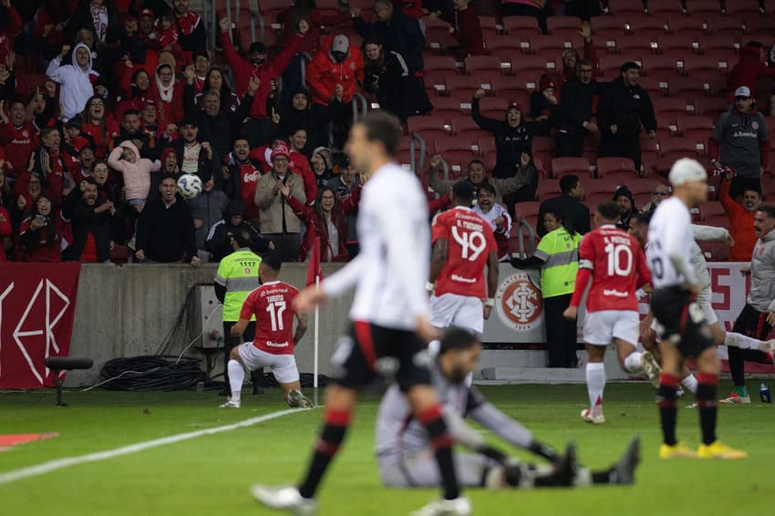 Jogadores do Inter comemoram gol contra o Vitória (Foto: Maxi Franzoi/AGIF)