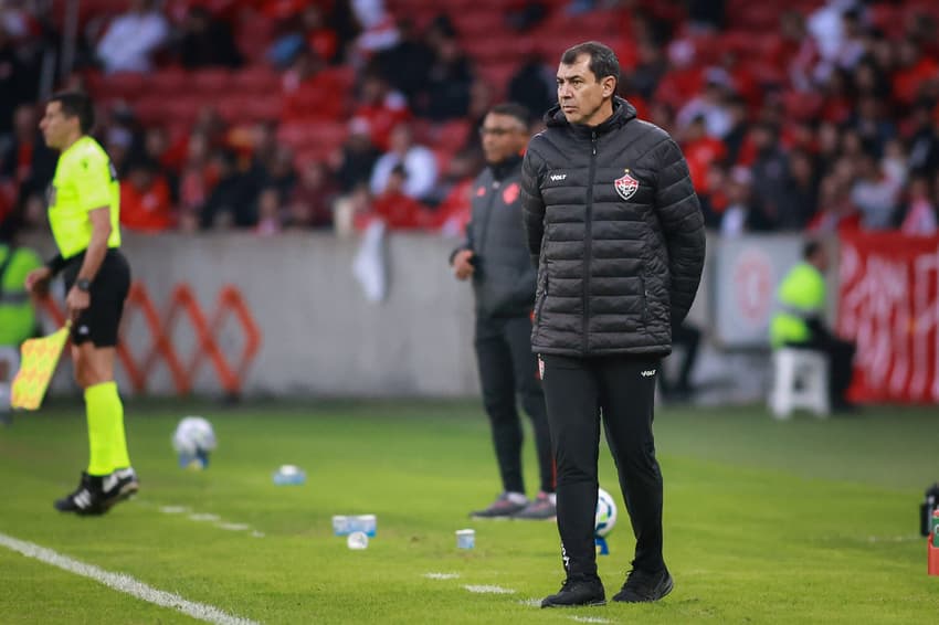 Carille comanda o Vitória no Beira-Rio (Foto: Maxi Franzoi/AGIF)