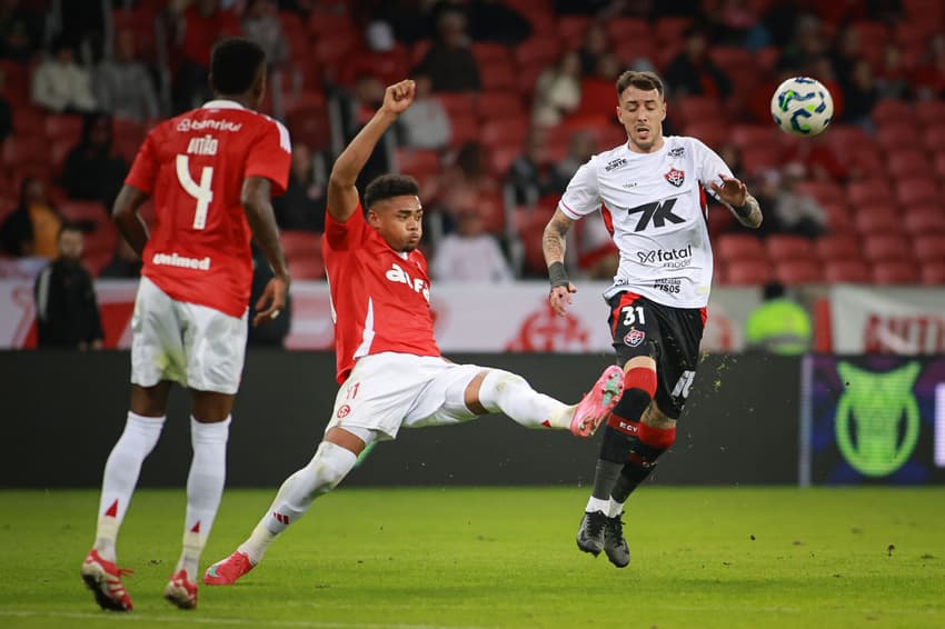 Renzo Lópes disputa com atleta colorado (Foto: Maxi Franzoi/AGIF)