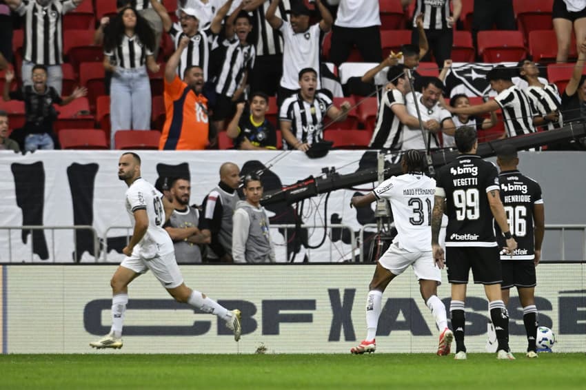 Arthur Cabral comemorando seu primeiro gol pelo Botafogo (Foto: Mateus Bonomi/AGIF)