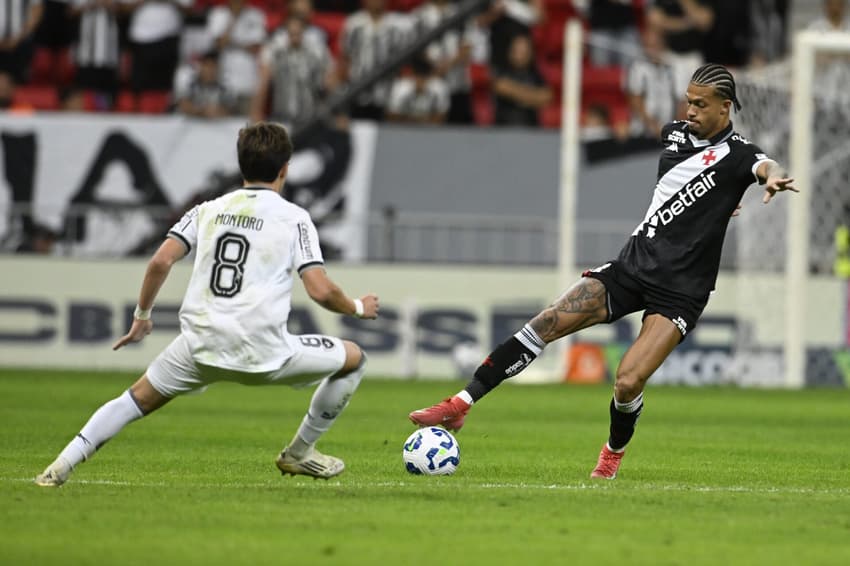 João Victor e Montoro em ação no clássico entre Vasco e Botafogo (Foto: Mateus Bonomi/AGIF)
