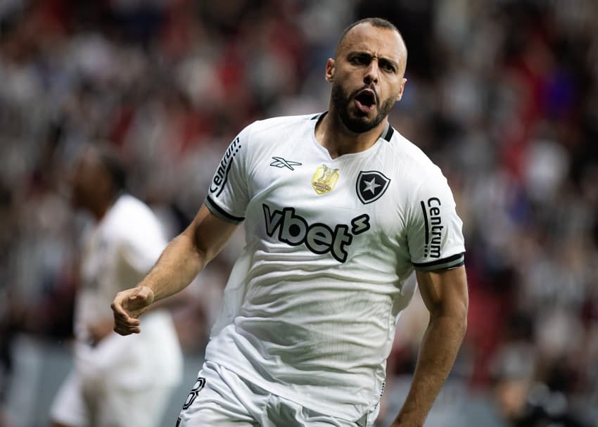 Arthur Cabral marcou seu primeiro gol pelo Botafogo (Foto: Isabela Azine/AGIF)