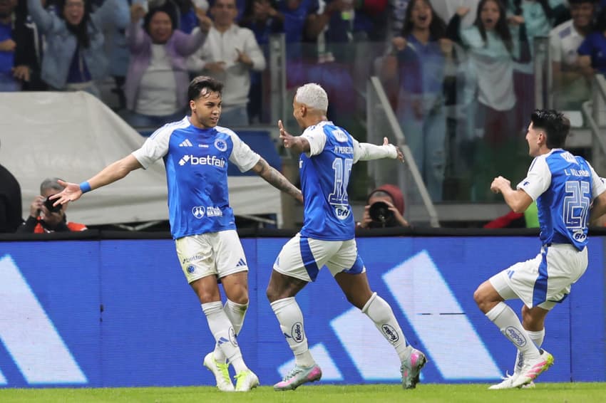 Kaio Jorge e Matheus Pereira comemoram gol do Cruzeiro contra o Grêmio (Foto: Gilson Lobo/AGIF)
