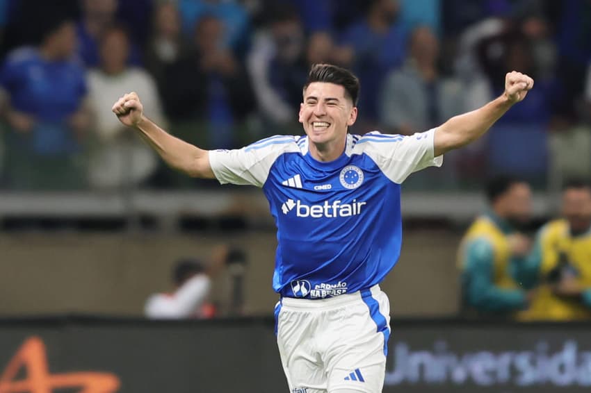 Zagueiro Villalba comemora segundo gol do Cruzeiro contra o Grêmio (Foto: Gilson Lobo/AGIF)