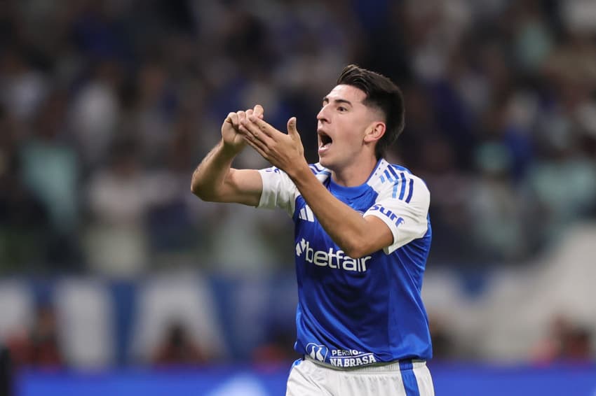 Zagueiro Villalba comemora segundo gol do Cruzeiro contra o Grêmio (Foto: Gilson Lobo/AGIF)