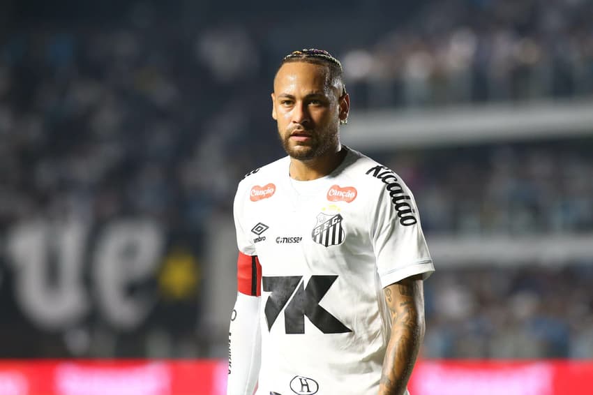 Neymar faz o primeiro jogo oficial após renovação com o Santos diante do Flamengo, na Vila Belmiro. (Foto: Mauricio De Souza/AGIF)