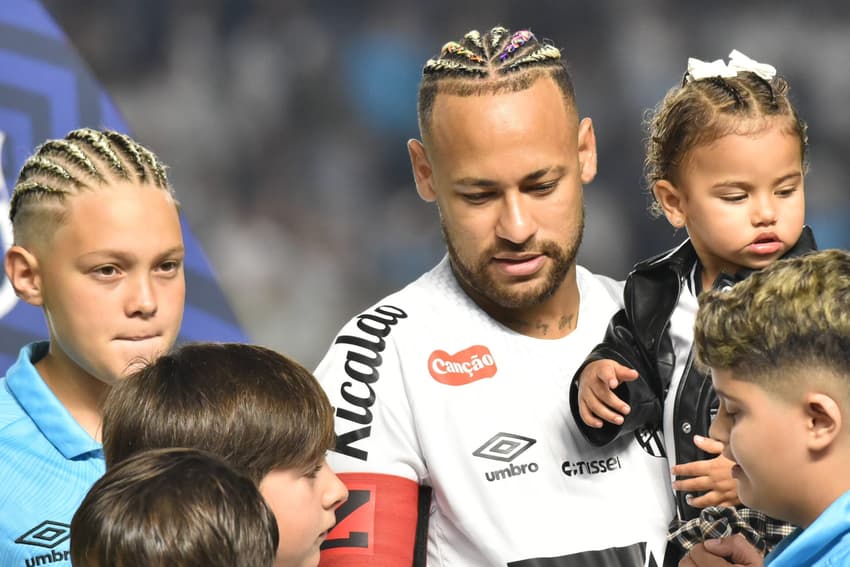 Neymar entra em campo pelo Santos com os filhos David Lucca e Mavie. (Foto: : Jota Erre/AGIF)