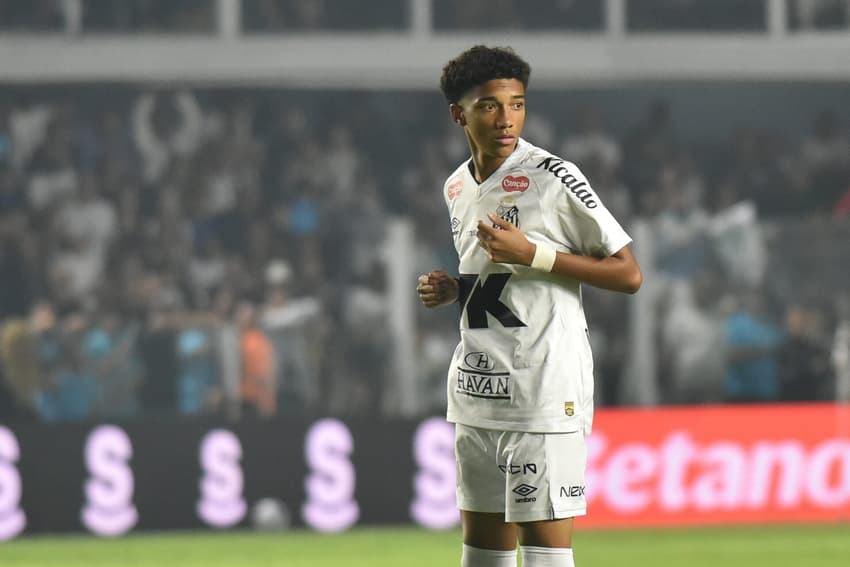 Duelo entre o Santos eo Flamengo marcou a estreia de Roibnho Jr. no elenco profissional do Peixe. (Foto: Jota Erre/AGIF)