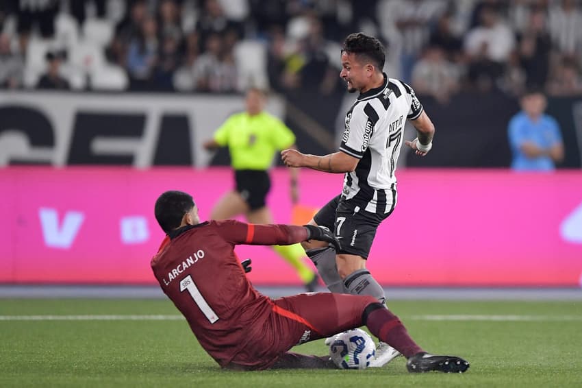 Lucas Arcanjo faz defesa contra o Botafogo (Foto: Thiago Ribeiro/AGIF)