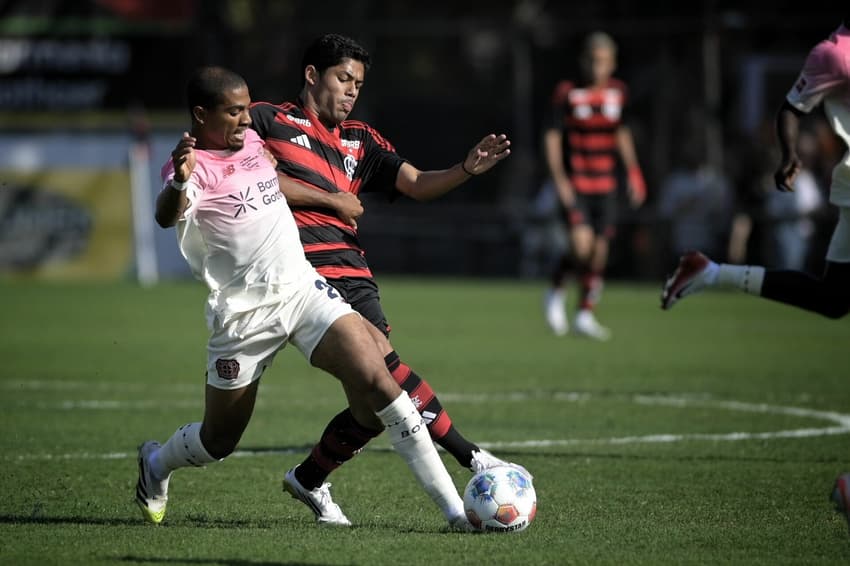 Jogadores do Bayer e do Flamengo sub-20 disputam bola em amistoso na Gávea (Foto: Jorge Rodrigues/AGIF)