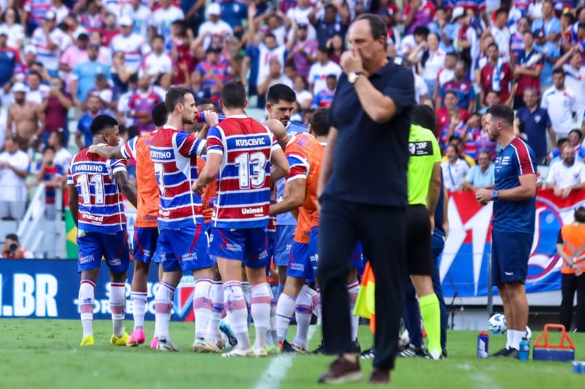 Fortaleza comemora gol diante do Bahia pelo Campeonato Brasileiro (Foto: Lucas Emanuel/AGIF)