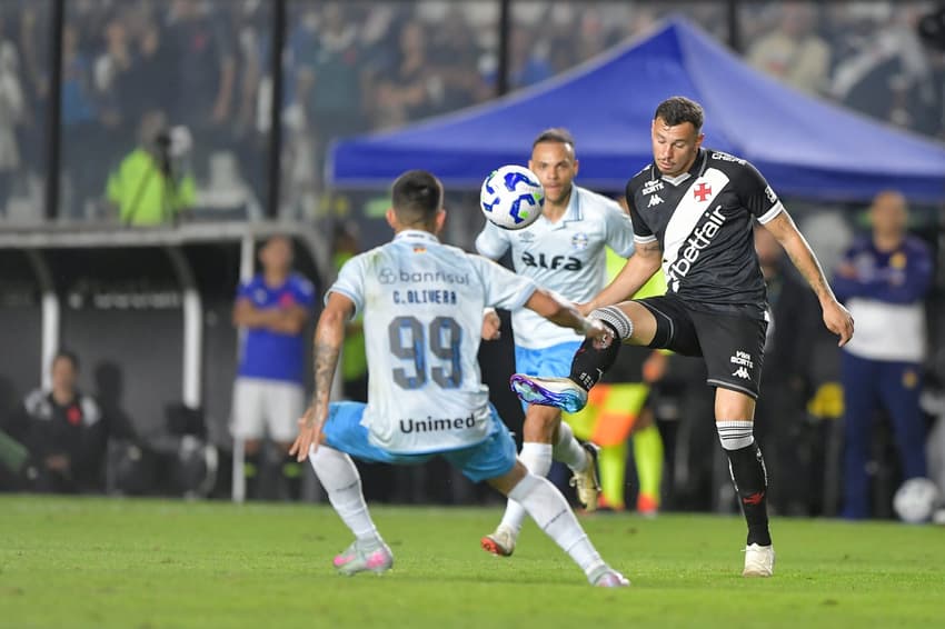 Hugo Moura em Vasco x Grêmio pelo Brasileirão (Foto: Thiago Ribeiro/AGIF)
