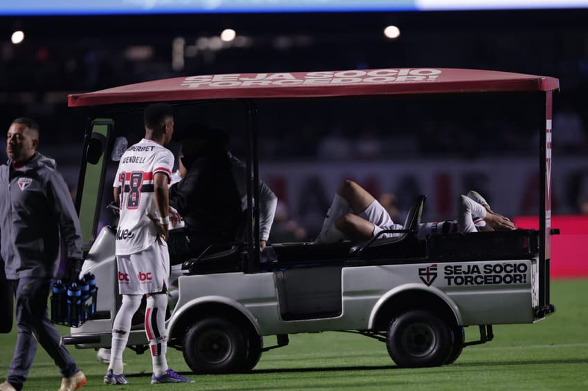 Oscar deixa o gramado do Morumbis com dores nas costas durante São Paulo x Corinthians