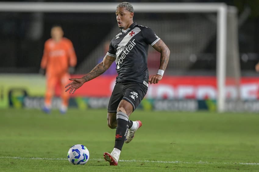 Atacante David em ação na partida entre Vasco x Grêmio (Foto: Thiago Ribeiro/AGIF)