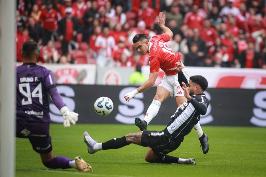 Rafarel Borré, do Internacional, chuta