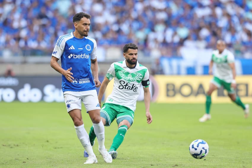 Eduardo x Jadson em Cruzeiro x Juventude pelo Brasileirão (Foto: Gilson Lobo/AGIF)