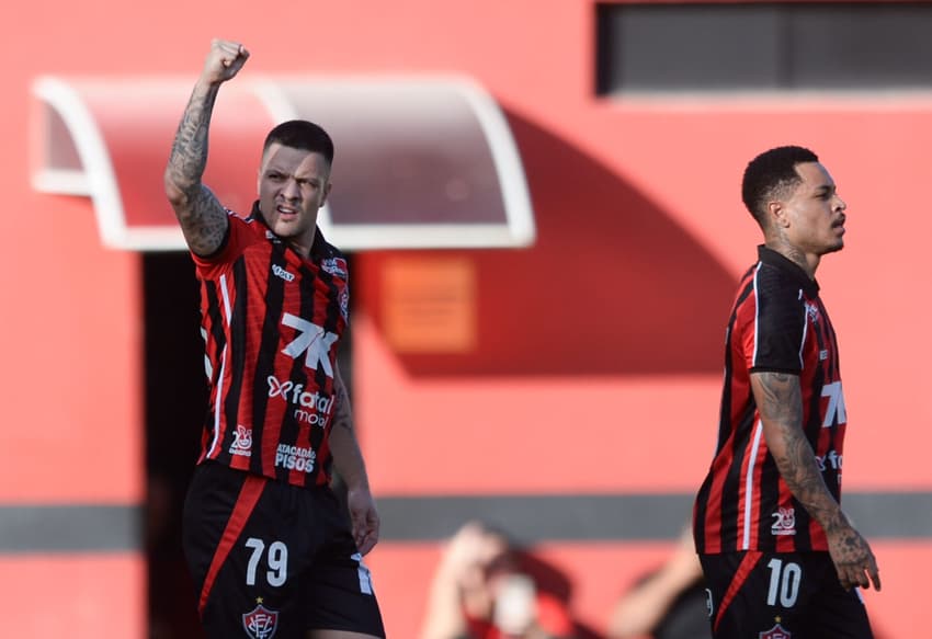 Renato Kayzer, do Vitória, marca o gol 300 da edição 2025 do Campeonato Brasileiro (Foto: Jhony Pinho/AGIF)