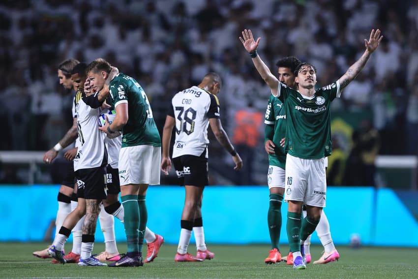 Maurício comemora gol do Palmeiras diante do Atlético-MG (Foto: Ettore Chiereguini/AGIF)