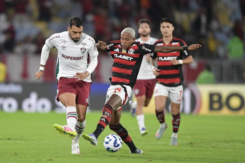 Wallace Yan x Freytes em Flamengo x Fluminense (Foto: Thiago Ribeiro/AGIF)