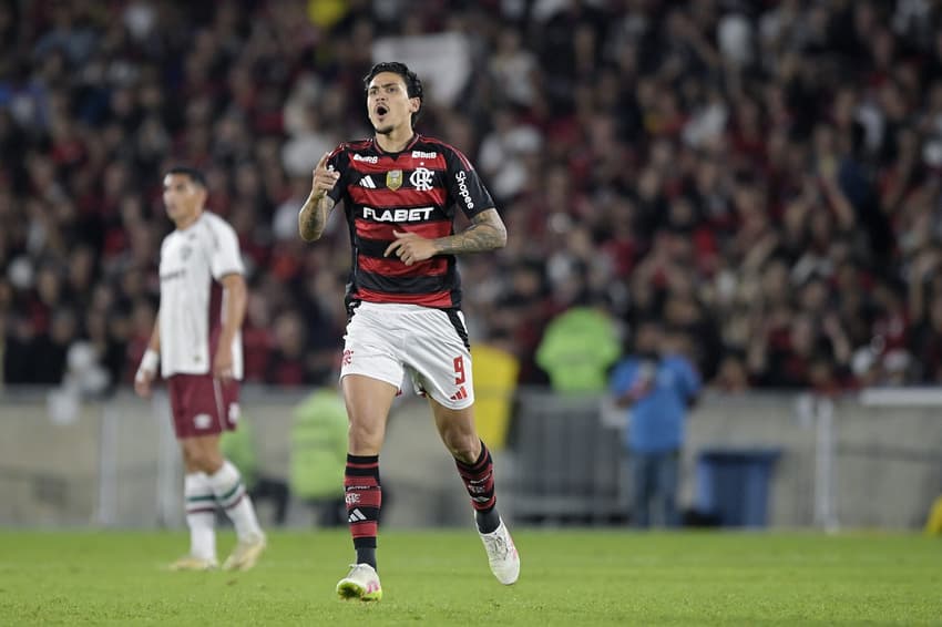 Pedro no Flamengo contra o Fluminense (Foto: Alexandre Loureiro/AGIF)