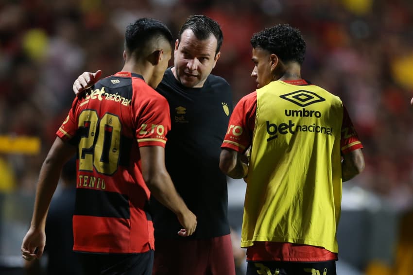 Daniel Paulista comanda o Sport contra o Vitória (Foto: Marlon Costa/AGIF)