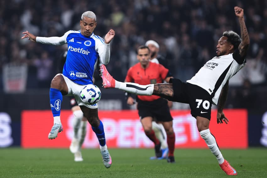 Matheus Pereira, do Cruzeiro, e José Martínez, do Corinthians (Foto: Ettore Chiereguini/AGIF)
