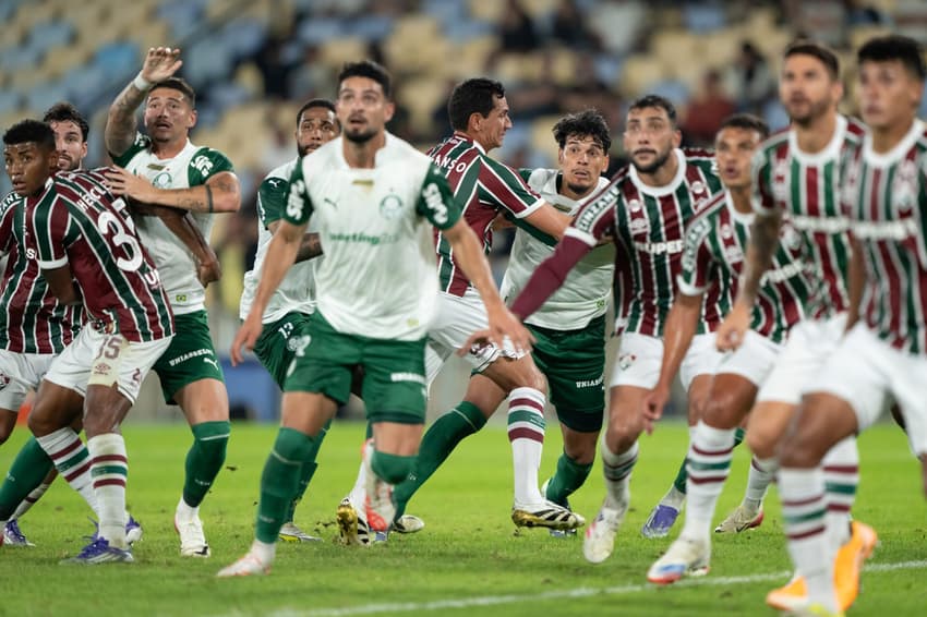 Jogadores de Fluminense e Palmeiras disputam lance