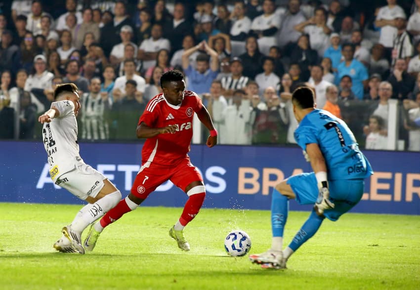 Carbonero no lance do gol do Internacional