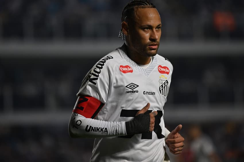 Neymar em ação em Santos x Internacional