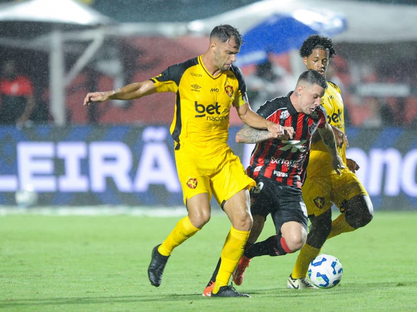 Renato Kayzer marcado por dois jogadores do Sport (Jhony Pinho/AGIF)