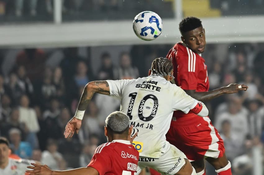 Santos perde para o Internacional por 2 a 1 e permanece na zona do rebaixamento. (Foto: Jota Erre/AGIF)