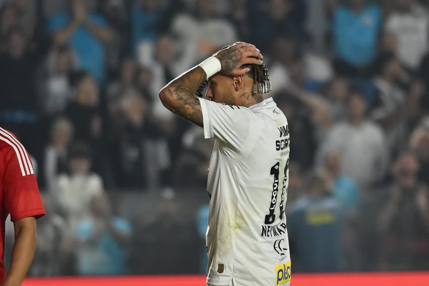 Santos estaciona na tabela e ocupa o 17º lugar, com 14 pontos. (Foto: Jota Erre/AGIF)