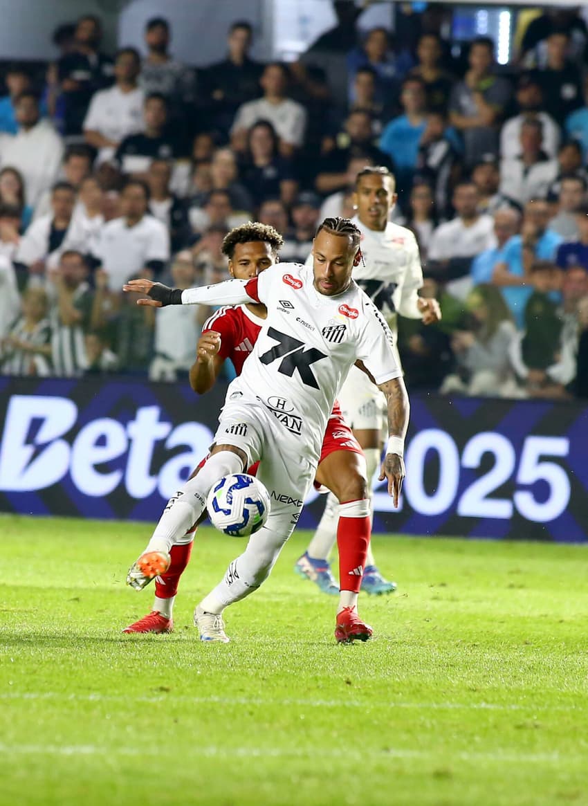 Neymar atuou por 0 minutos em Santos x Internacional, pelo Brasileirão. (Foto: Mauricio De Souza/AGIF)