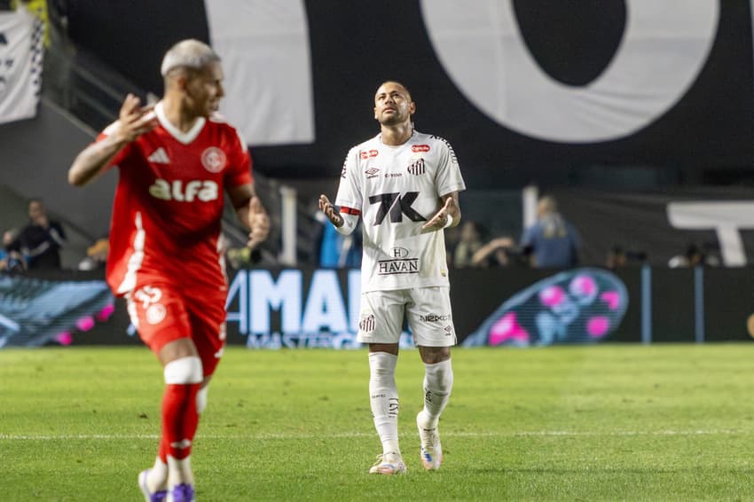 Santos perde para o Internacional e permanece na zona do rebaixamento. (Foto: Lucas Gabriel Cardoso/AGIF)