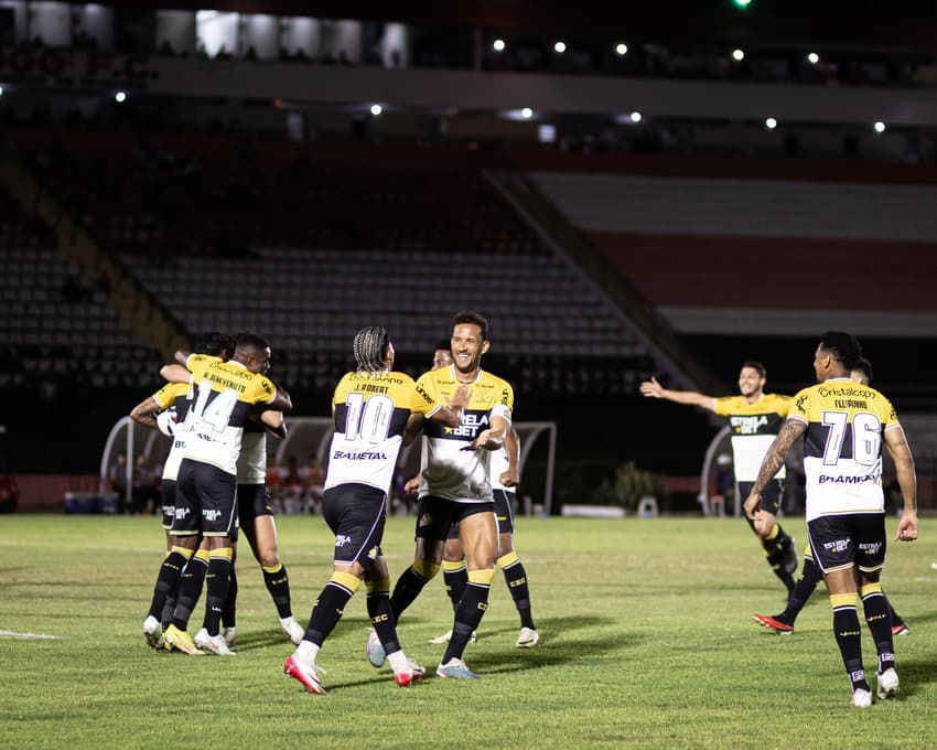 Jogadores do Criciuma comemoram gol de Diego Gonçalves contra o Botafogo-SP