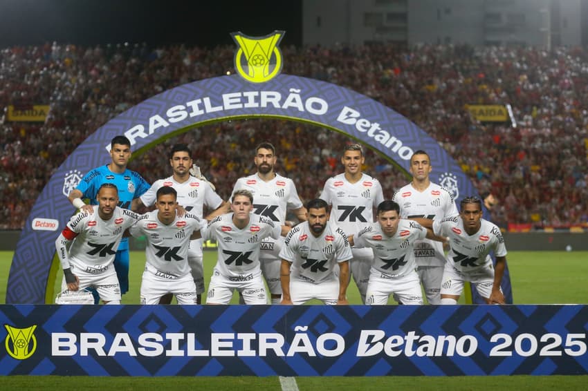 Santos se manteve fora da zona de rebaixamento (Foto: Marlon Costa/AGIF)