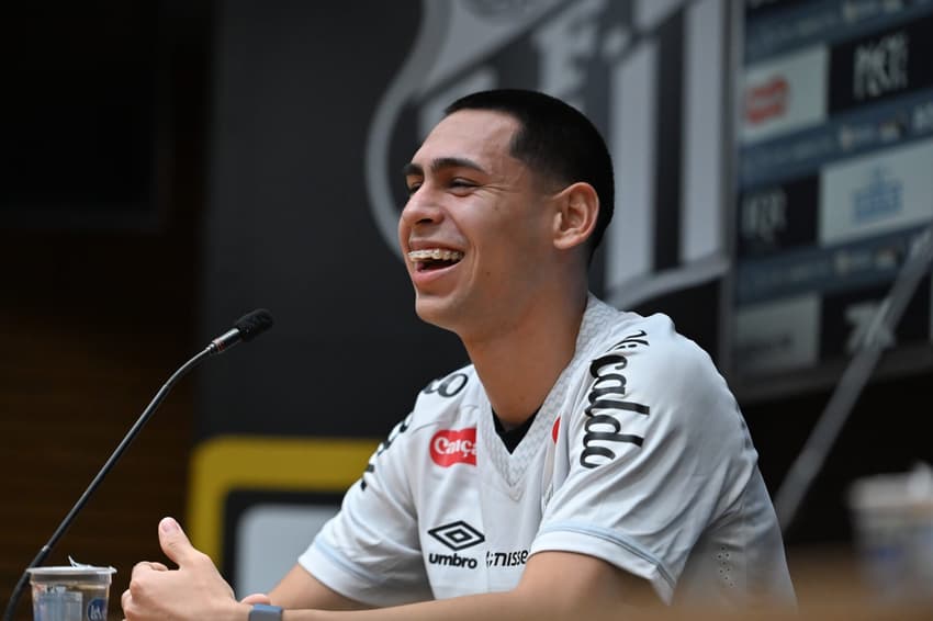 Gustavo Caballero celebra a oportunidade de jogar no exterior. Paraguaio estava no Nacional antes de reforçar o Peixe. (Foto: Jota Erre/AGIF)