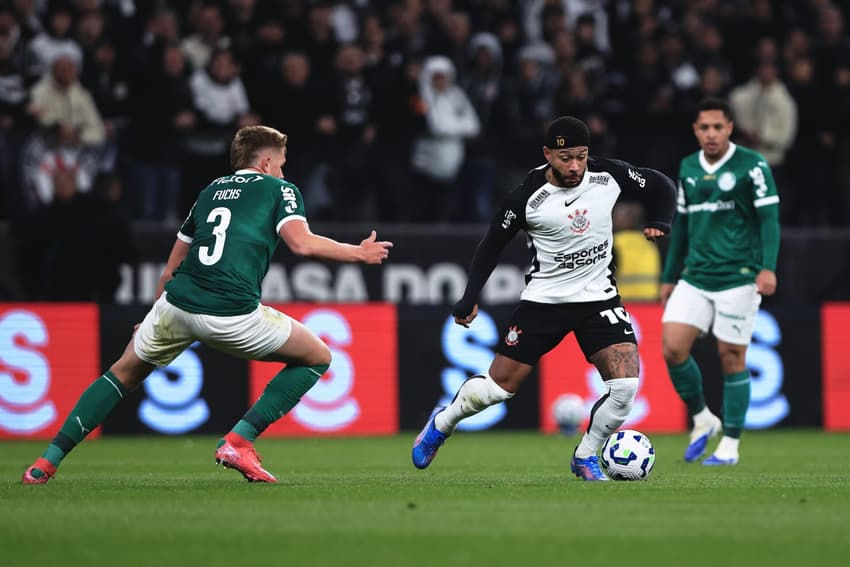 Depay em Corinthians x Palmeiras (Foto: Ettore Chiereguini/AGIF)