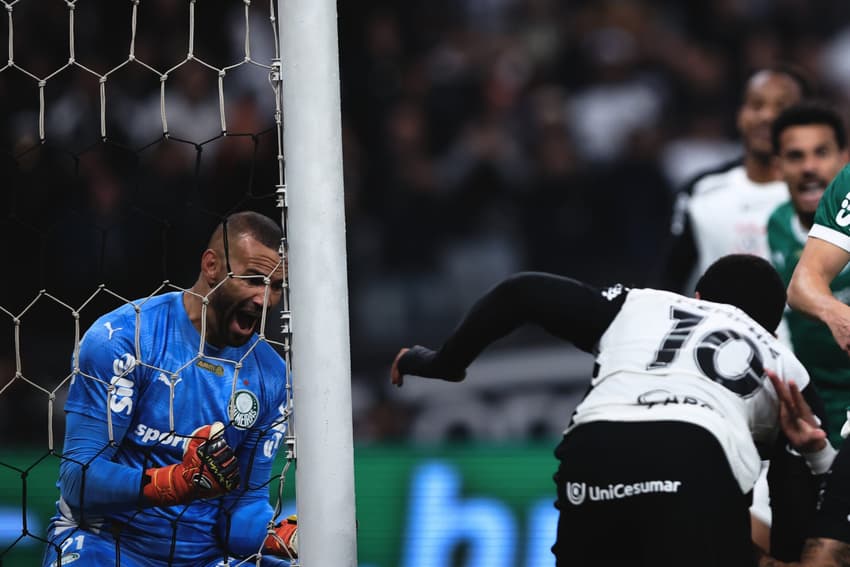 Weverton, goleiro do Palmeiras, durante clássico pela Copa do Brasil