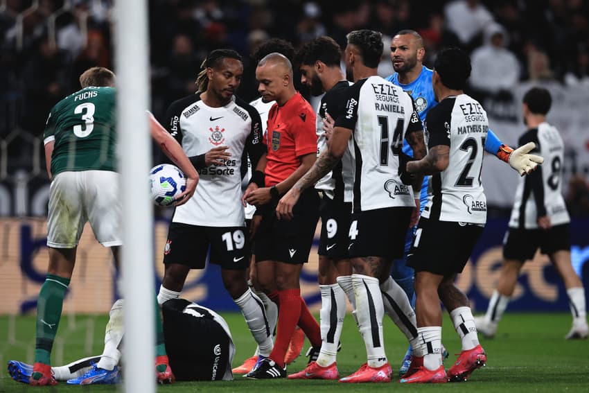 Jogadores do Corinthians protestam contra arbitragem em Corinthians x Palmeiras (Foto: Ettore Chiereguini/AGIF)