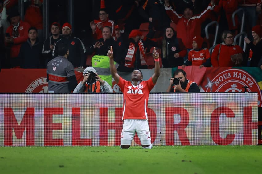 Carbonero comemora gol do Internacional