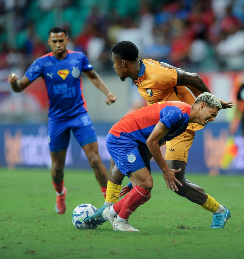 Momento da lesão de Pulga contra o Retrô (Foto: Jhony Pinho/AGIF)