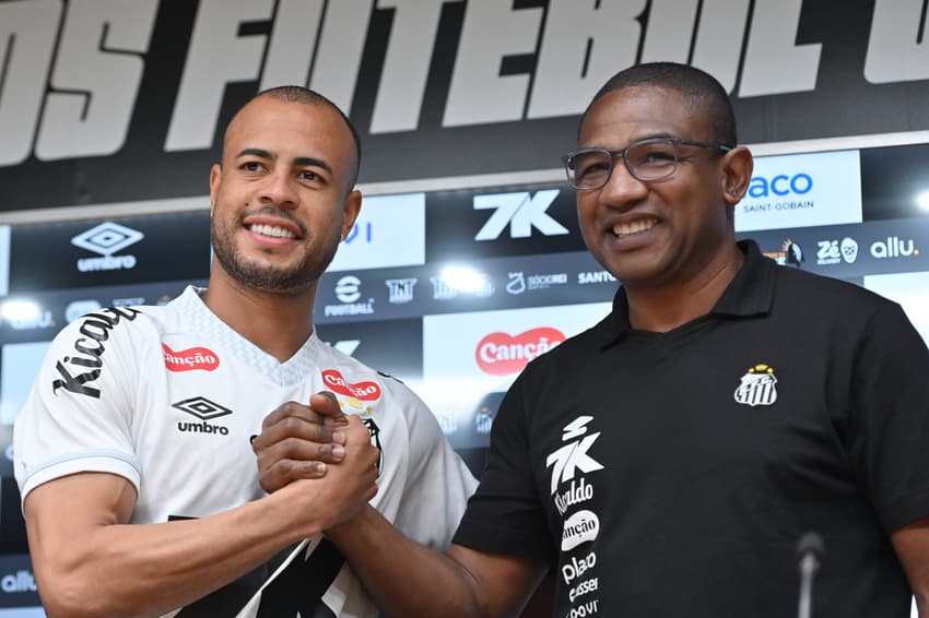 Mayke é apresentado ao lado do auxiliar técnico César Sampaio. Jogador assinou com o Santos até o fim de 2029. (Foto: Jota Erre/AGIF)