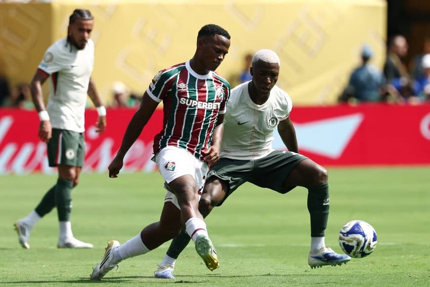 Arias e Caicedo em ação em Fluminense 0 x 2 Chelsea (Foto: Franck Fife / AFP)
