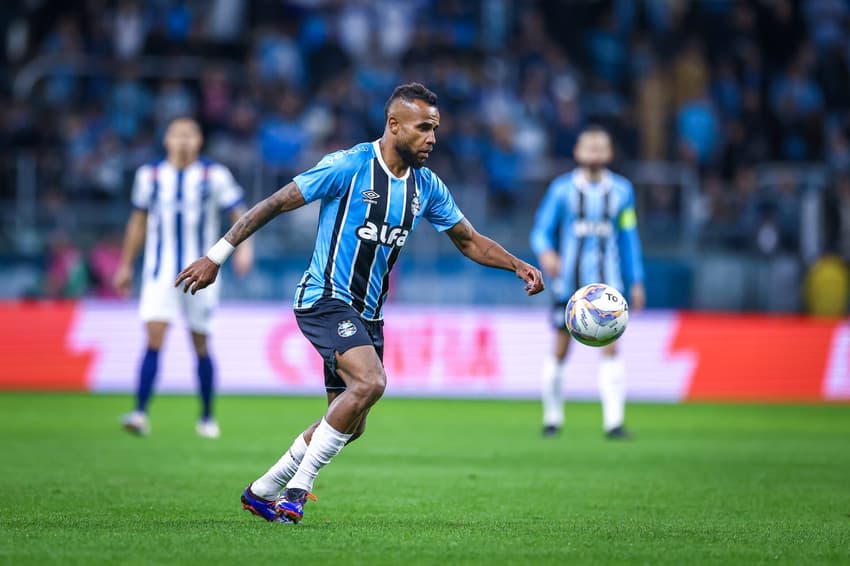 Alex Santana com a bola na vitória do Grêmio sobre o São José. (Foto: Lucas Uebel/Grêmio FBPA)